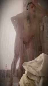 与女大母狗在淋浴间做爱，她疯狂喷水，说这辈子都没有过