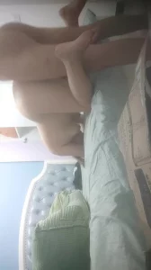 在婊子老公床上玩