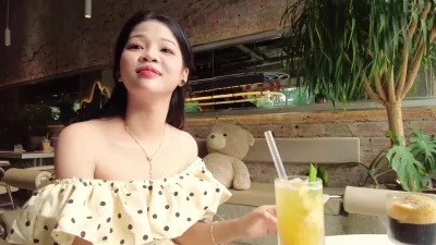 街头猎艳！街头搭讪粉嫩白虎嫩妹 肆意玩穴 汁水都被逗出来了