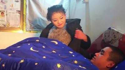 【贵在真实】小情侣家中做爱自拍小骚逼口硬了直接骑上去